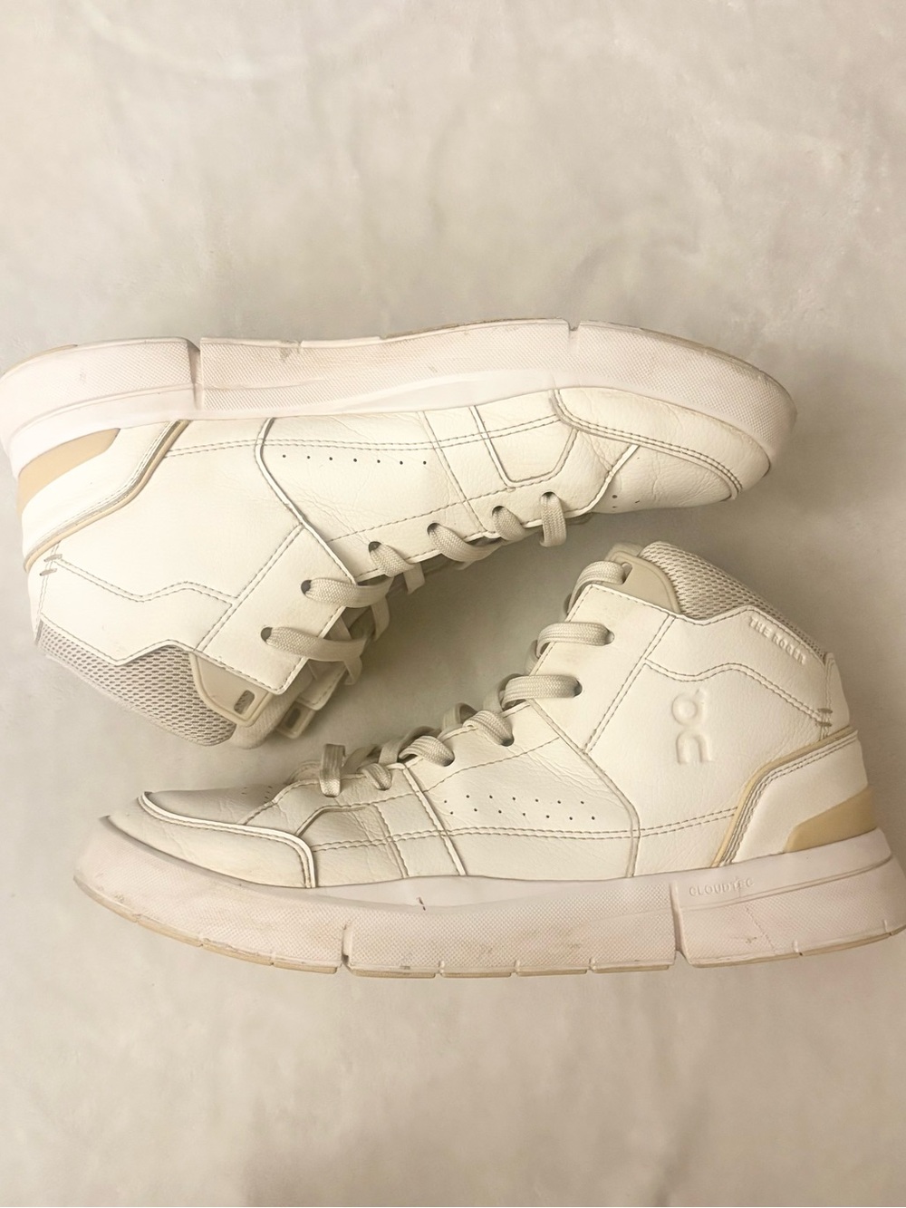 On Running The Roger Mid White/Sand
